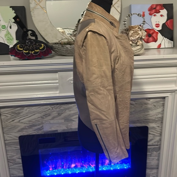 CUT25 BY YIGAL AZROUËL size4
Asymmetrical Leather Jacket. - Picture 4 of 9